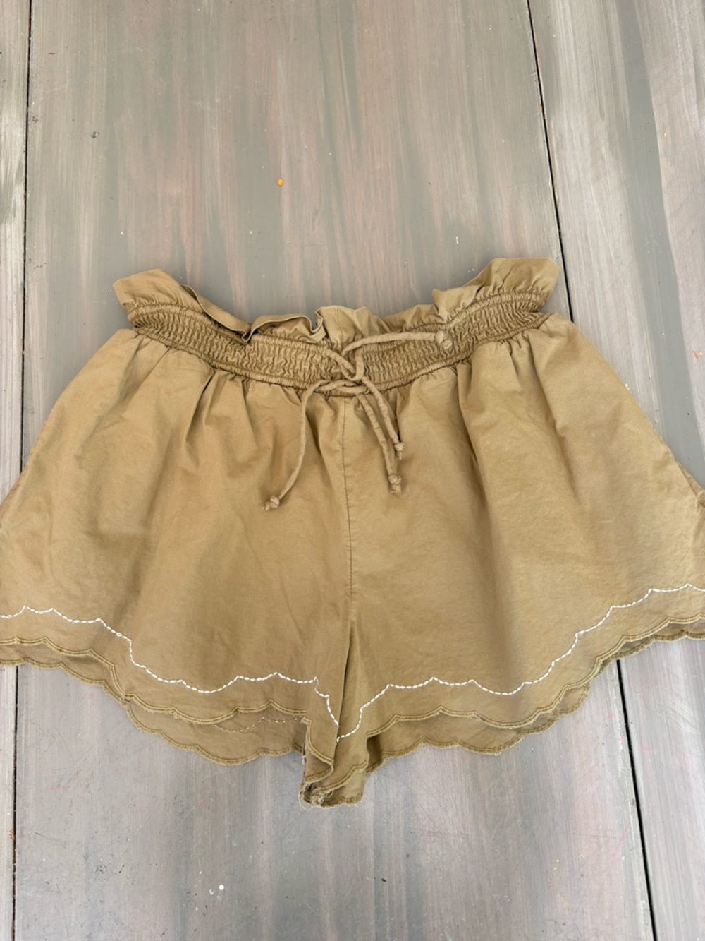 Anthropologie High-Waist Scallop Hem Women's Shorts in Khaki